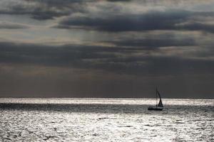 segelbootsegeln im mittelmeer, ruhiges wasser foto