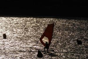 üben windsurfen im mittelmeer, ruhiges meer foto