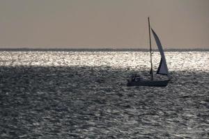 segelbootsegeln im mittelmeer, ruhiges wasser foto