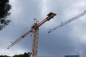 Kräne bei der Arbeit auf einer Baustelle foto