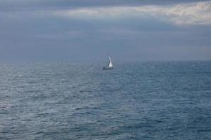 segelbootsegeln im mittelmeer, ruhiges wasser foto