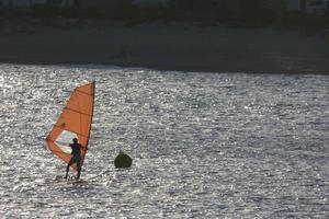 üben windsurfen im mittelmeer, ruhiges meer foto