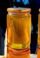 glas mit honigset mit deckelnahaufnahme foto