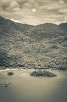 große tropische insel ilha grande abraao strandpanorama brasilien. foto