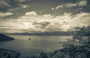 große tropische insel ilha grande abraao strandpanorama brasilien. foto