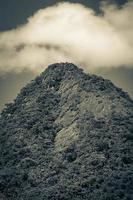 abraao berg pico do papagaio mit wolken. ilha grande brasilien. foto