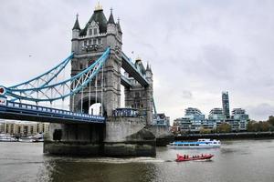 london in großbritannien im juni 2022. ein blick auf die tower bridge foto