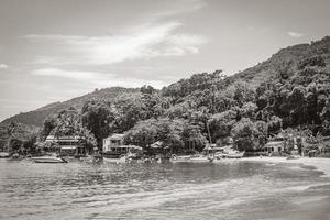 die große tropische insel ilha grande abraao beach brasilien. foto