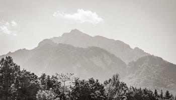 wunderbares bewaldetes berg- und alpenpanorama im pongau salzburg österreich. foto