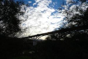 Brücke über den Fluss Llobregat, Ingenieurarbeiten für die Durchfahrt von Autos, Lastwagen und Bussen. foto