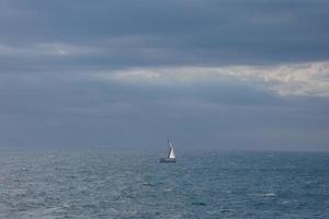 segelbootsegeln im mittelmeer, ruhiges wasser foto