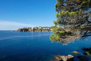 camino de ronda, eine straße parallel zur katalanischen costa brava, am mittelmeer im norden von katalonien, spanien. foto