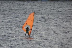 üben windsurfen im mittelmeer, ruhiges meer foto
