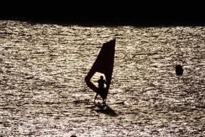 üben windsurfen im mittelmeer, ruhiges meer foto