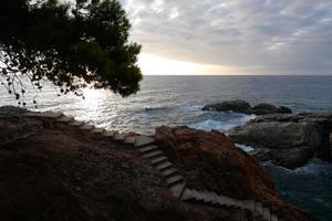 camino de ronda, eine straße parallel zur katalanischen costa brava, am mittelmeer im norden von katalonien, spanien. foto