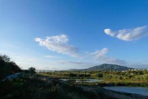 llobregat fluss und angrenzende straßen in der baix llobregat region ganz in der nähe der stadt barcelona. foto