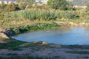 llobregat fluss und angrenzende straßen in der baix llobregat region ganz in der nähe der stadt barcelona. foto