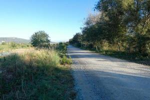 llobregat fluss und angrenzende straßen in der baix llobregat region ganz in der nähe der stadt barcelona. foto