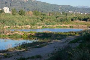 llobregat fluss und angrenzende straßen in der baix llobregat region ganz in der nähe der stadt barcelona. foto