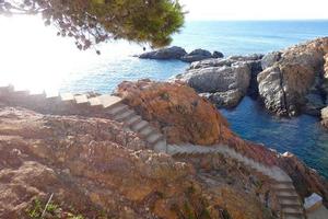 felsen und meer an der katalanischen costa brava, mittelmeer, blaues meer foto