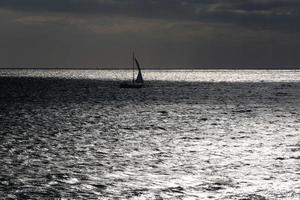 segelbootsegeln im mittelmeer, ruhiges wasser foto