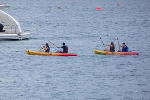 Urlauber im Kajak, die Sport treiben oder Strände besuchen foto