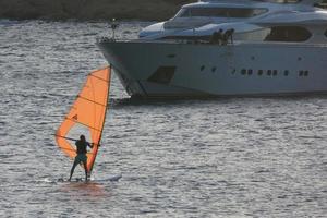 üben windsurfen im mittelmeer, ruhiges meer foto