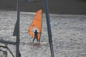 üben windsurfen im mittelmeer, ruhiges meer foto