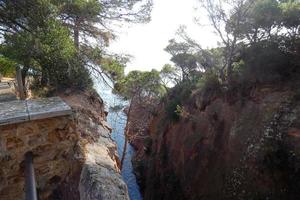 camino de ronda, eine straße parallel zur katalanischen costa brava, am mittelmeer im norden von katalonien, spanien. foto