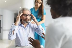 Patient erhält schlechte Nachrichten, er ist verzweifelt und weint, Arzt unterstützt und tröstet seine Patientin mit Mitgefühl. foto