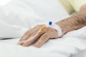 Zugeschnittenes Bild eines iv-Tropfens auf der Hand des Patienten. foto