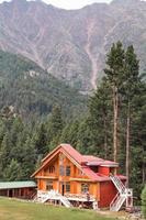 Märchenwiese Nanga Parbat Schönes Hotelgebäude Blick auf die Berge mit feinen Bäumen foto