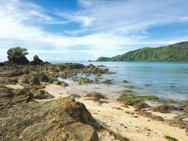 atemberaubender lebendiger farbhintergrund bei sonnenaufgang am kuta beach, lombok, indonesien foto