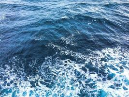 die Wellen des Meerwassers. ozean hintergrund foto