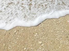 abstrakter sand des strandes und weicher wellenhintergrund foto