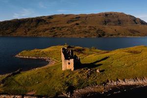 Ardvreck Castle und Loch Assynt foto