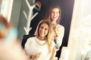 glückliche Frau im Haarstudio foto