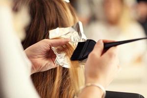 friseur färbt haare im studio foto