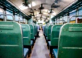 Verschwommene Sicht auf das Innere des indischen Eisenbahnwagens 2. Klasse ohne Klimaanlage foto