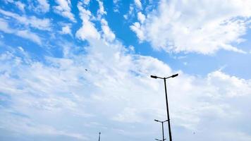 malerische Aufnahme einer wunderschönen Wolkenlandschaft gegen den blauen Himmel foto