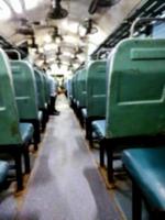 Verschwommene Sicht auf das Innere des indischen Eisenbahnwagens 2. Klasse ohne Klimaanlage foto