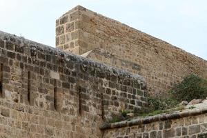 Steinmauer einer alten Festung an der Küste in Israel. foto