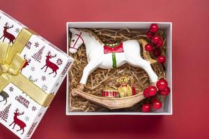 handgemachtes pflegepaket, saisonale geschenkbox mit süßigkeiten, spielzeug, weihnachtsdekor auf dem tisch personalisierter umweltfreundlicher korb für familie, freunde, mädchen zum erntedankfest, weihnachten, mütter, vatertag flach gelegt foto