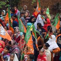 neu delhi, indien, 20. november 2022 - bharatiya janata party bjp-unterstützer während einer Kundgebung zur Unterstützung des bjp-Kandidaten pankaj luthara, um vor den mcd-Wahlen 2022 Nominierungsunterlagen einzureichen foto