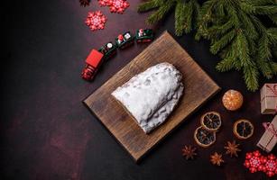 Leckerer Christstollen mit Marzipanen, Trockenfrüchten und Nüssen foto