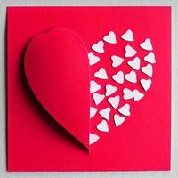 Geschnittenes Papierherz - Valentinstag Liebeskarte rot offen foto