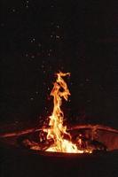 Nachts am Lagerfeuer zelten und dabei zusehen, wie die Funken in die Luft fliegen foto
