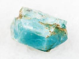 Kristall aus blauem Apatit-Edelstein auf Weiß foto