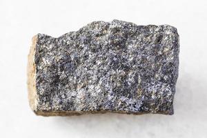 rauer Zinkerz-Sphalerit-Felsen auf weißem Marmor foto