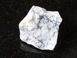 rauer Howlithstein auf schwarzem Granit foto